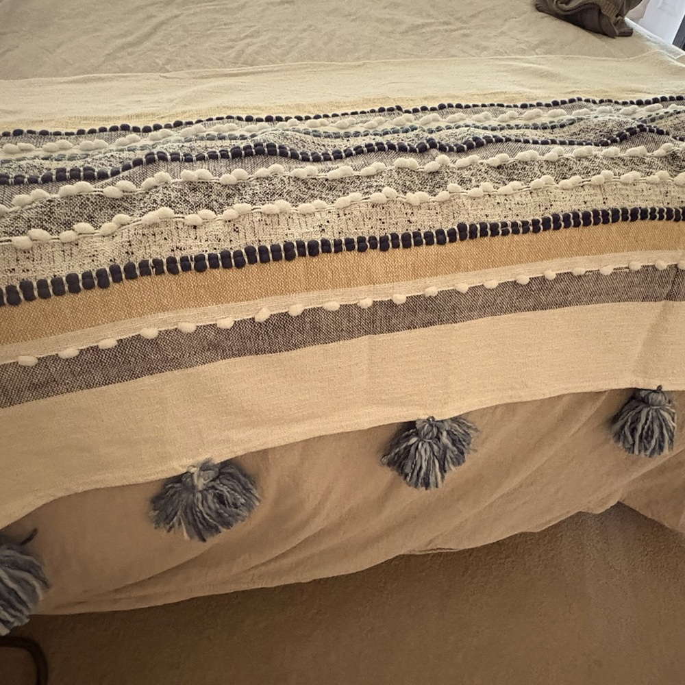 Elegant Cream and Blue Tassel Throw Blanket